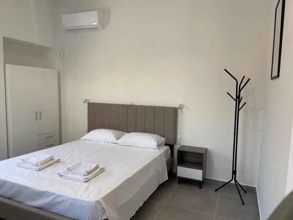 A la foto es mostra l'objecte Leo's Apartments situat a la ciutat de Koropíon.