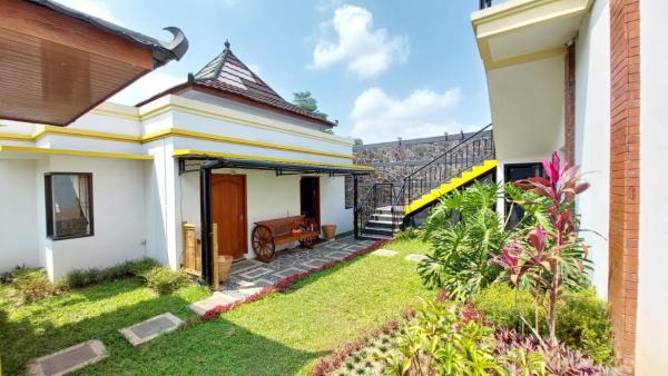 På bilden syns objektet Pool Villa Saung Suluh som ligger i staden Rempawah.