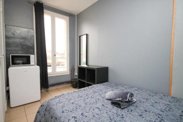 Dvoulůžkový pokoj s manželskou postelí — 10 m² - 02 - Chambre avec lit double et sdb privé Wifi