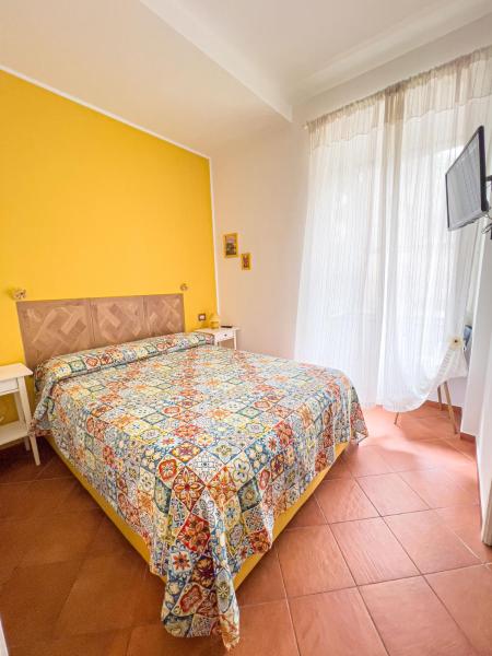 Na foto é possível ver o objeto Giallo Napoli localizado na cidade de Naples.
