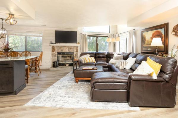 Seven Springs Meadowridge 3 Bedroom Premier Condo - Sleeps 10, Pet Friendly! - Seven Springs, PA