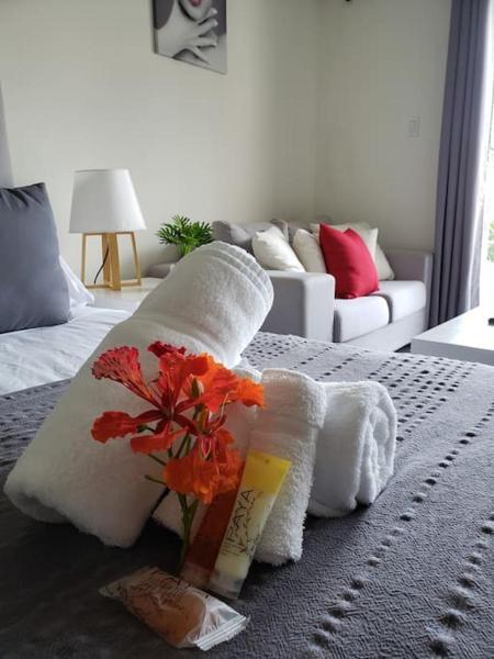 The photo shows the Convenient Studio Apt Near Airport, Beaches & Food located in the city of Cupecoy.