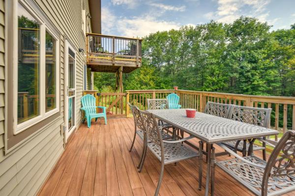 Auf dem Foto ist das Objekt Meredith Home with Deck 6 Mi to Lake Winnipesaukee! in der Stadt Meredith zu sehen.