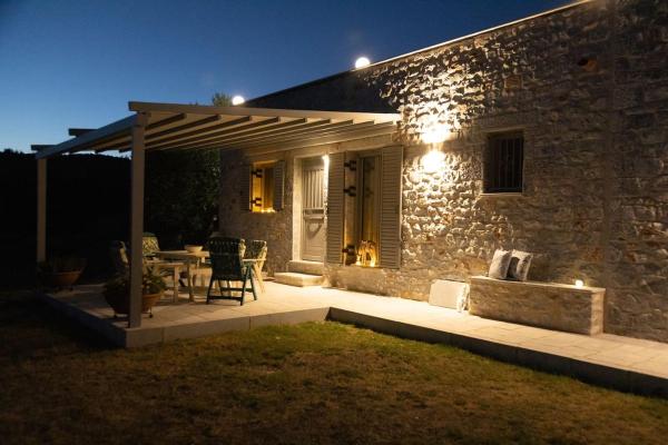 A la foto es mostra l'objecte Enada Suite & Olive Farm situat a la ciutat de Gythio.