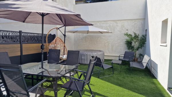 Na zdjęciu widoczny jest obiekt Cocooning LE MUGEL aux portes des calanques de Cassis & SPA położony w mieście Carnoux-en-Provence.