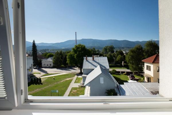 A la foto es mostra l'objecte Útulný apartmán s výhľadom na hory situat a la ciutat de Bystrička.
