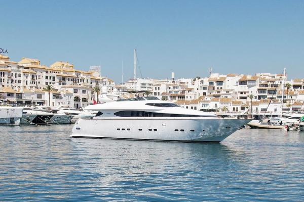 写真にはマルベーリャ市にあるSuper Yacht Located in Puerto Banusが写っています。
