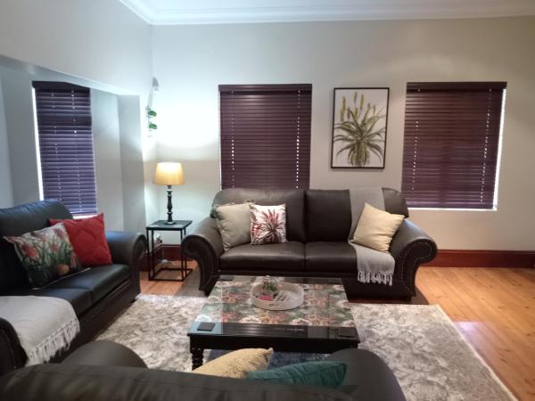 A la foto es mostra l'objecte Fancy Pansy 4: Secure Modern 2 bed family home situat a la ciutat de Germiston.
