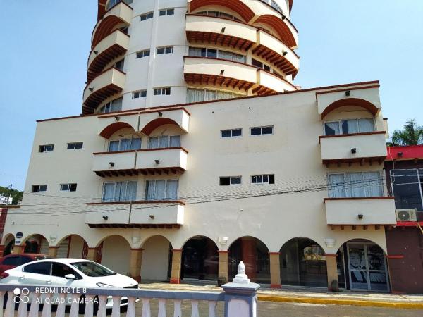 写真にはSantiago Tuxtla市にあるGran Santiago Plazaが写っています。