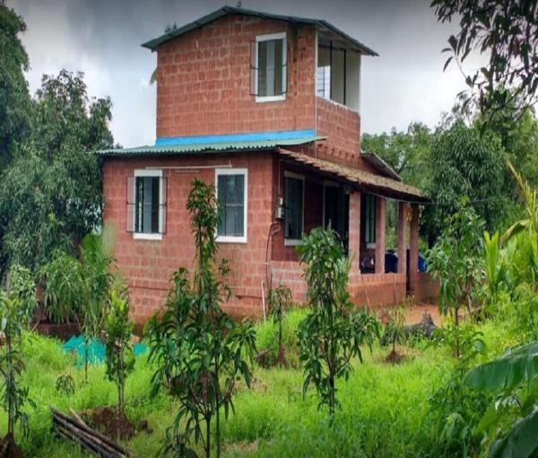 The photo shows the Whistling farms Home Stay located in the city of Narsinge.