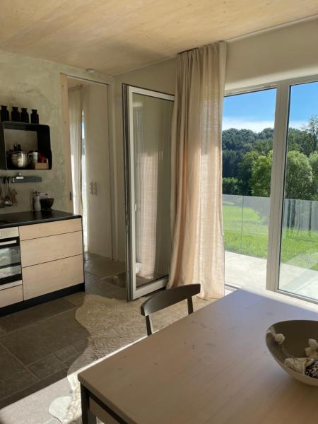 A la foto es mostra l'objecte Sunhand home situat a la ciutat de Bischofegg.