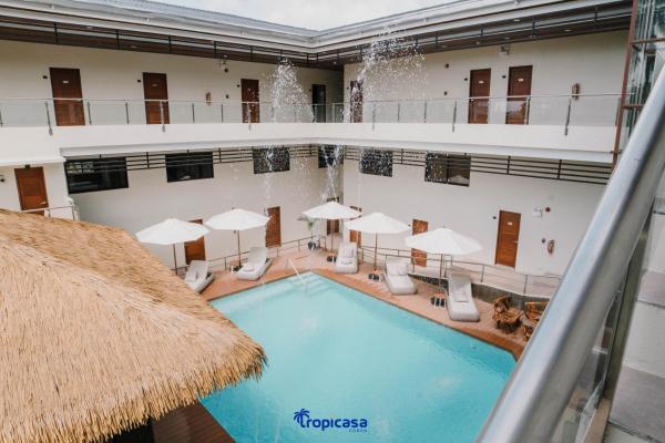写真にはコロン市にあるTropicasa Hotelが写っています。