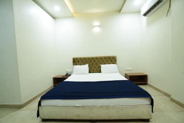 A la foto es mostra l'objecte Hotel Anand situat a la ciutat de Alta.