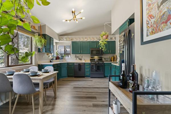 A la foto es mostra l'objecte Stylish Home with in Home Gym AC Fully Fenced Yard situat a la ciutat de Flagstaff.