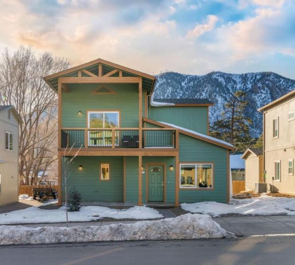 A la foto es mostra l'objecte Tiny Tree House AC situat a la ciutat de Flagstaff.