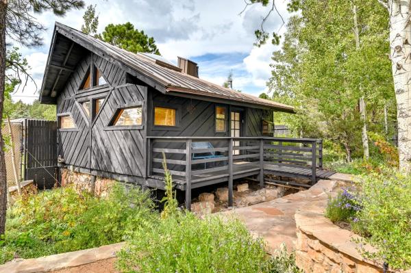 A la foto es mostra l'objecte Pet-Friendly Flagstaff Studio Cabin with Patio situat a la ciutat de Flagstaff.
