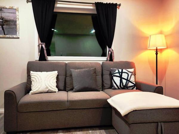 På billedet ses objektet Comfort First - sleeps 6 beliggende i byen Upper Laberge.