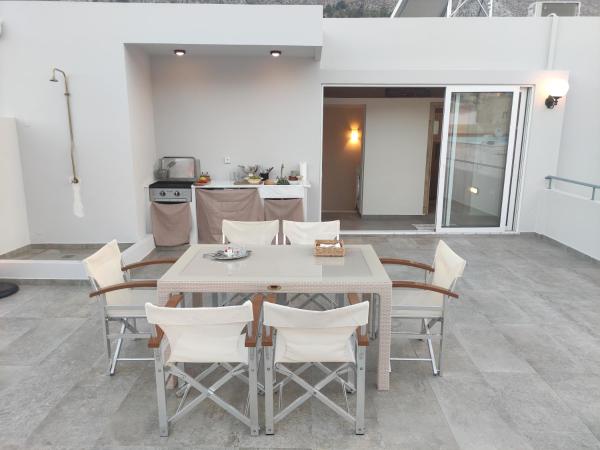 Na zdjęciu widoczny jest obiekt Palia Kleopatra położony w mieście Kalimnos.