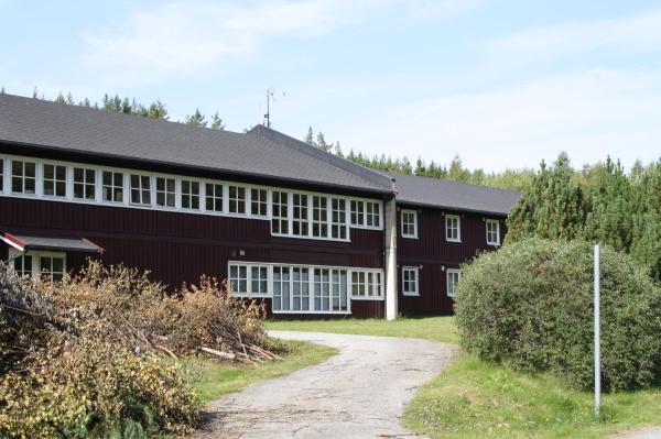写真にはRosti市にあるDovreskogen Gjestegård ASが写っています。