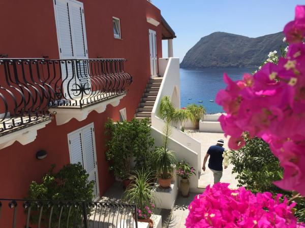 Na fotografii je vidět objekt Casa vacanze vista mare Mela B nacházející se ve městě Lipari.