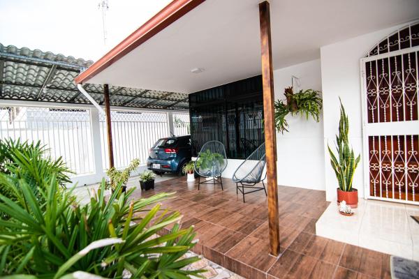 Na fotografii je vidět objekt Habitaciones privadas, Casa de Amber, Manta nacházející se ve městě Manta.