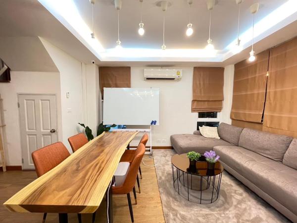 Modern 5-Bedroom Townhome near MRT and Local Charm, Бангкок