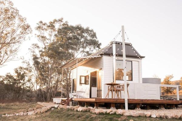 På billedet ses objektet Whispering Waters -Tiny house 15mins from Bathurst CBD beliggende i byen Dunkeld.