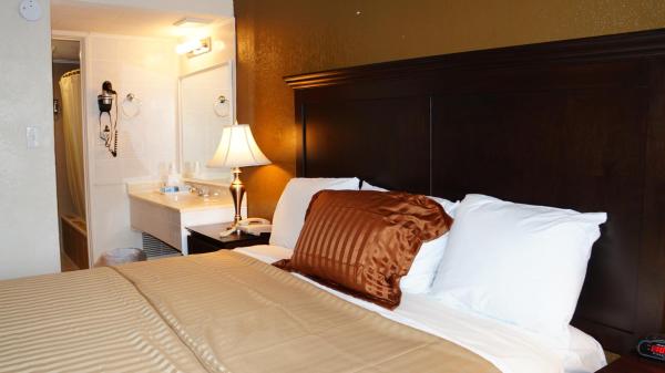På billedet ses objektet Americas Best Value Inn & Suites Kansas City beliggende i byen Belton.