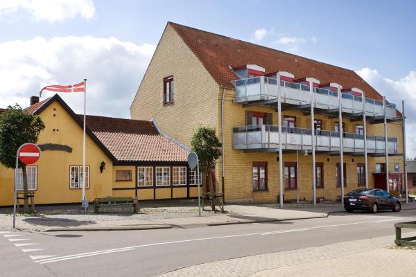 Na fotografii je vidět objekt Hotel Hundested nacházející se ve městě Hundested.