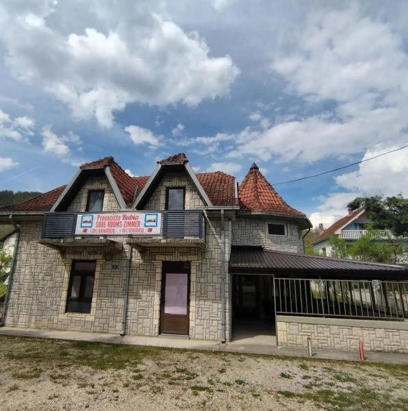 A la foto es mostra l'objecte Prenoćište Rubin situat a la ciutat de Uvac.