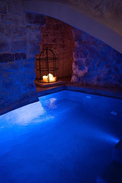 A la foto es mostra l'objecte Suite Le Grotte situat a la ciutat de Ostuni.