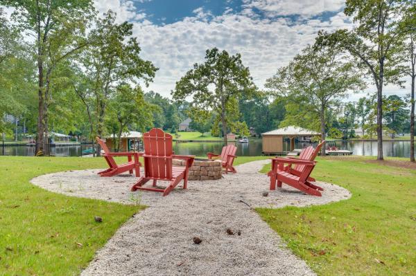 Kuvassa näkyy kohde Spacious Lake Sinclair Vacation Rental with Dock!, joka sijaitsee kaupungissa Meriwether.