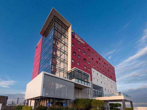 På billedet ses objektet Ramada Encore by Wyndham Queretaro beliggende i byen Salitre.