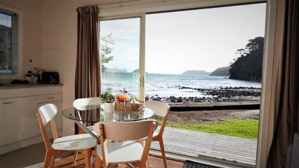 照片显示了位于Okupu市的Karaka Bay Lodge物件。