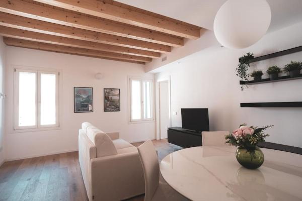 På bildet vises objektet Modern Apartment Lungolago di Como som ligger i byen Como.