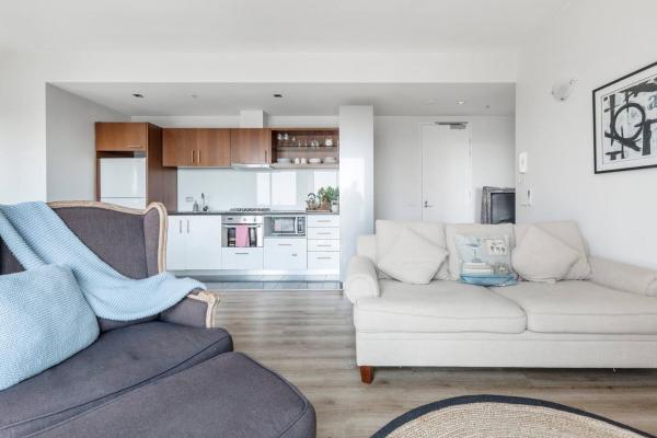 A la foto es mostra l'objecte Bright, Open Plan-Living with Stunning City Views situat a la ciutat de Melbourne.