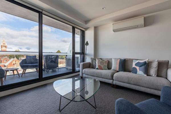Light-filled Stylish Living In Diverse Hawthorn - Deakin University Melbourne Burwood Campus