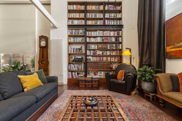 A la foto es mostra l'objecte Find Luxury in an Old-Charm Converted Warehouse situat a la ciutat de Melbourne.