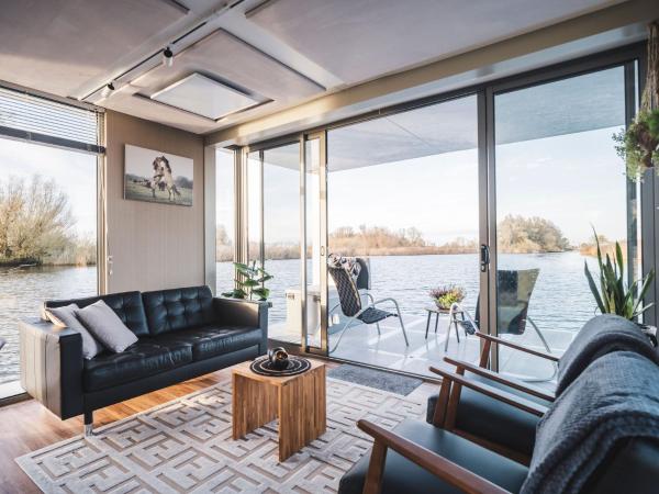 Na zdjęciu widoczny jest obiekt AquaHome - Woudrichem - Bijzonder overnachten op een houseboat aan de Afgedamde Maas położony w mieście Uitwijk.