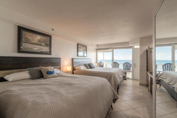 På billedet ses objektet Direct Oceanfront Condo, Daytona Beach, sleeps 6 - with pool beliggende i byen Daytona Beach.