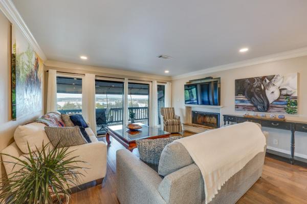 A la foto es mostra l'objecte Luxury Lakefront Hot Springs Condo with Pools! situat a la ciutat de Lake Hamilton.
