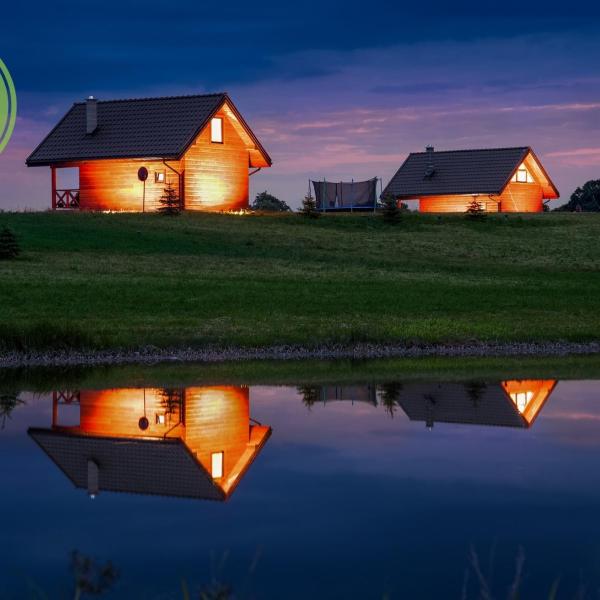 Na zdjęciu widoczny jest obiekt Domek nad samym jeziorem sauna jacuzzi położony w mieście Rogale.