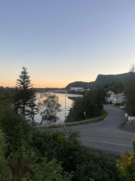 A la foto es mostra l'objecte Liten eldre og koselig studiohybel situat a la ciutat de Svolvær.