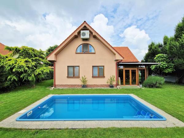 Op de foto is het object House with 3 bedrooms and pool te zien, gelegen in de stad Jánošíková.