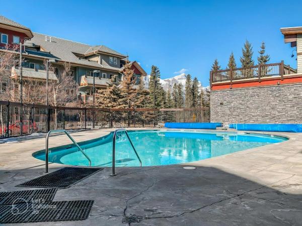 På billedet ses objektet Rocky Mountain Getaway with Outdoor Heated Pool, 3 Hot Tubs, Gym, BBQ, Garage & 24 hour Reception near Banff beliggende i byen Canmore.