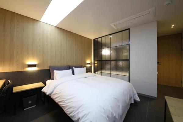 På bilden syns objektet Hotel Yeoubi som ligger i staden Songjŏng-dong.
