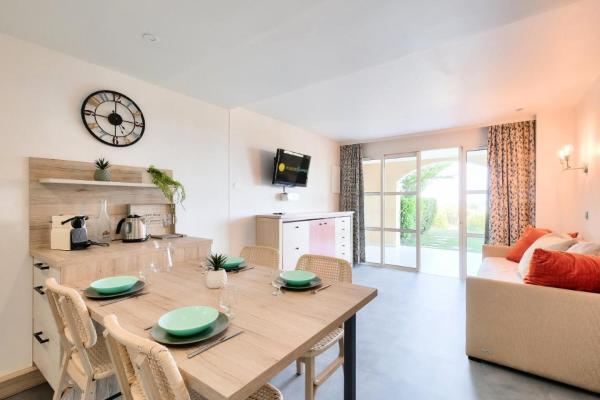 Na fotografii je vidět objekt Résidence le Village de Cap Esterel - maeva Home - Appartement vue mer 2 pièces 5 personnes - Prestige MAE-2374 nacházející se ve městě Saint-Raphaël.