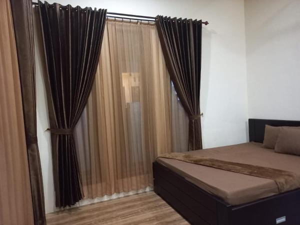 照片显示了位于Tlekung市的Samawa Homestay syariah Batu物件。