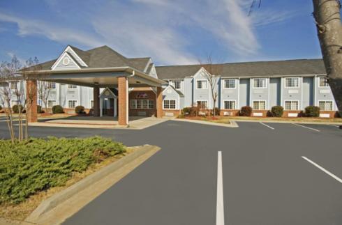 Na zdjęciu widoczny jest obiekt America's Best Value Inn & Suites-McDonough położony w mieście McDonough.