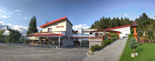 Op de foto is het object Motel Skalka te zien, gelegen in de stad Radola.